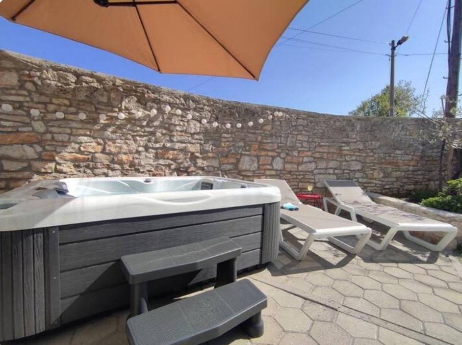 Apartment With Whirlpool And Bbq Near Porec Baderna Ngoại thất bức ảnh