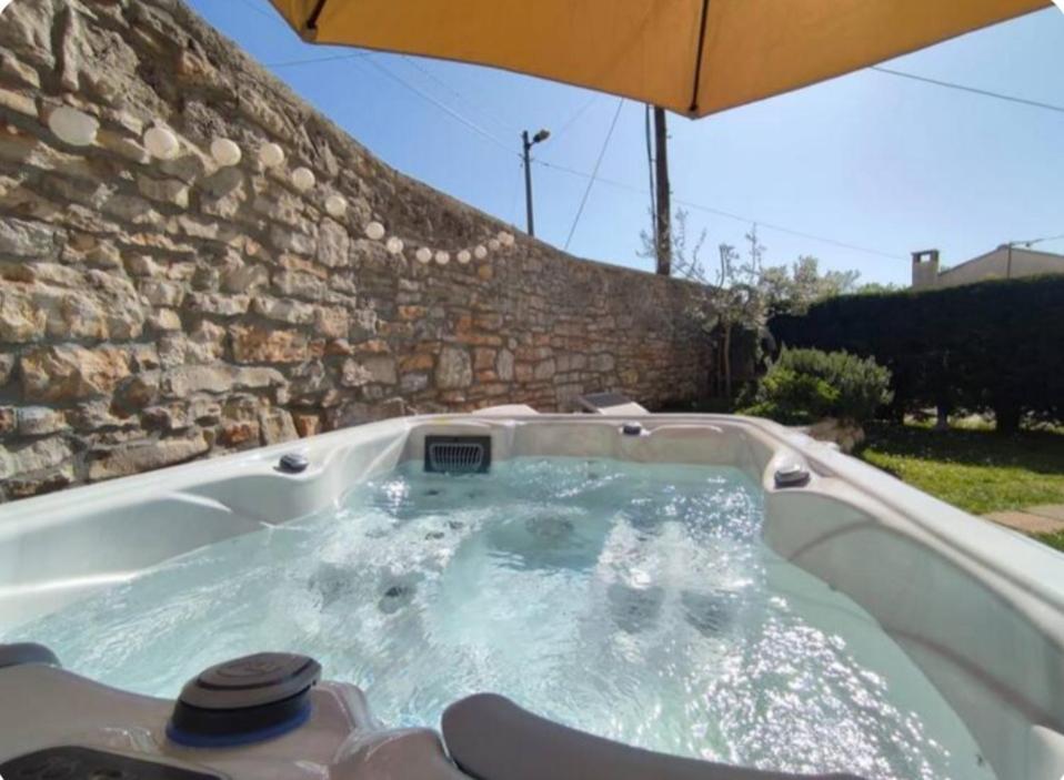 Apartment With Whirlpool And Bbq Near Porec Baderna Ngoại thất bức ảnh
